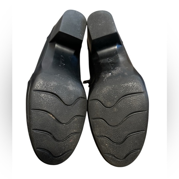 Clarks Black Leather Side Zip Ankle Booties Block Heels Shoes Button Detail  7.5 - Picture 3 of 3
